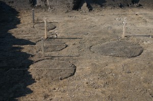 Dolní Roveň. pohled na kůlové jamky po začištění plochy