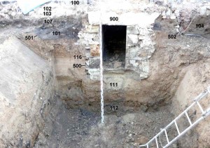 Obr. 3 – Východní stěna výkopu se zachyceným torzem vrcholně středověkého zahloubeného objektu. 