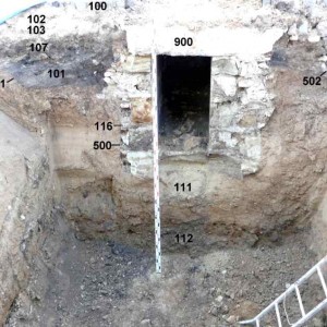 Obr. 3 – Východní stěna výkopu se zachyceným torzem vrcholně středověkého zahloubeného objektu.